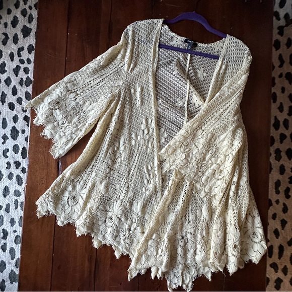 NWOT Torrid Scalloped Lace Muted Yellow / Cream Romantic and Airy Kimono Siz 1/2 - Picture 3 of 10
